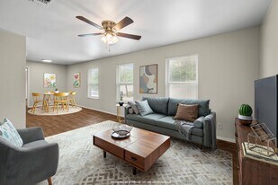 1009-1011-1011 Advance St in San Marcos, TX - Building Photo