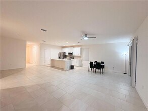 1568 Sky Lks Dr in St. Cloud, FL - Foto de edificio - Building Photo