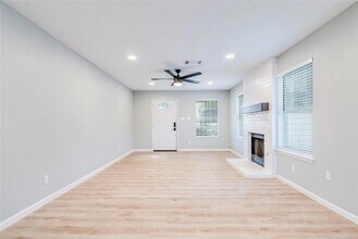 13808 Lothian Dr in Pflugerville, TX - Foto de edificio - Building Photo