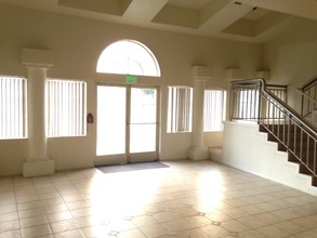 Arlington Rodeo Apartments in Los Angeles, CA - Building Photo - Interior Photo