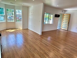 6712 Cedros Ave in Van Nuys, CA - Foto de edificio - Building Photo