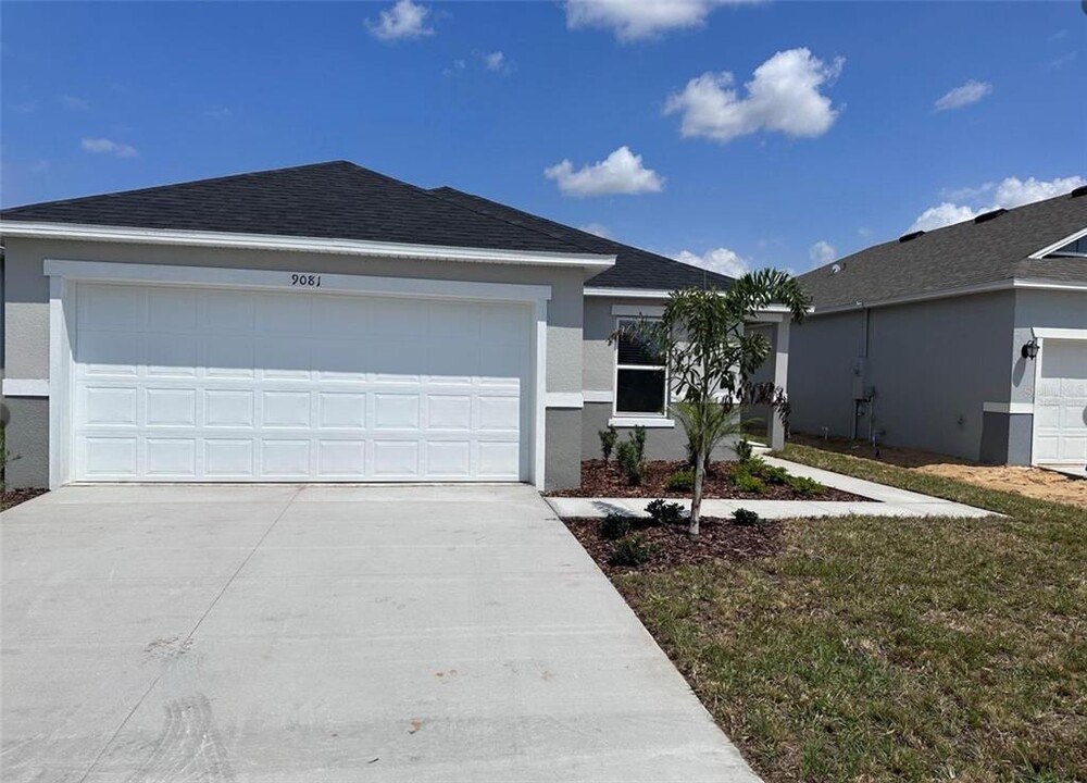 9081 Oscraft Dr in Davenport, FL - Building Photo