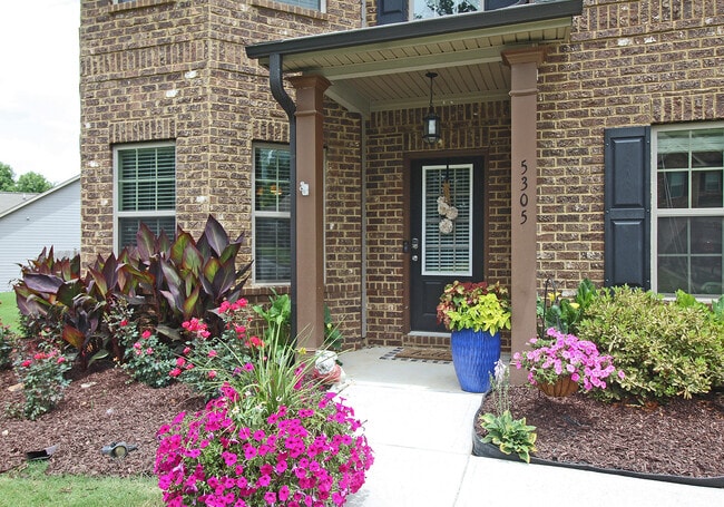 5305 Ripken Rd in Cumming, GA - Foto de edificio - Building Photo