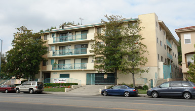 Woodman Oaks Apartments in Sherman Oaks, CA - Building Photo - Building Photo