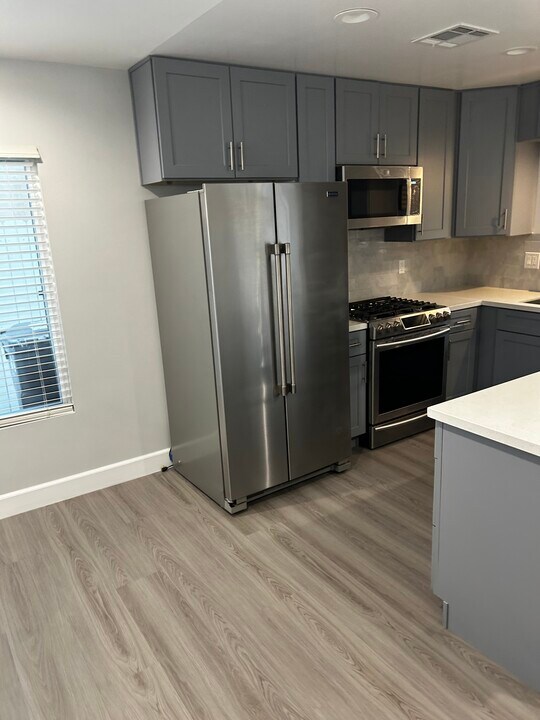 7814 Lindley Ave in Reseda, CA - Building Photo