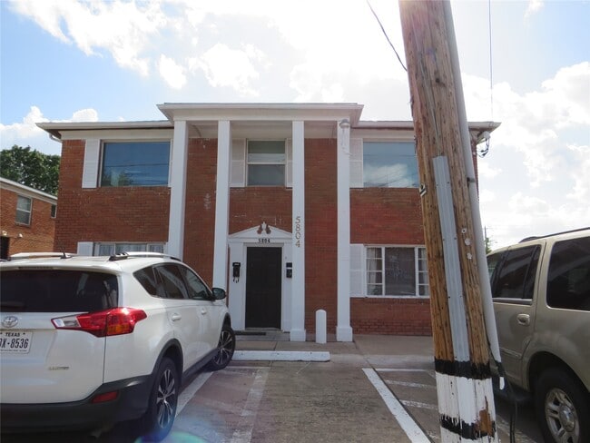 5804 Newcastle St in Bellaire, TX - Building Photo - Building Photo