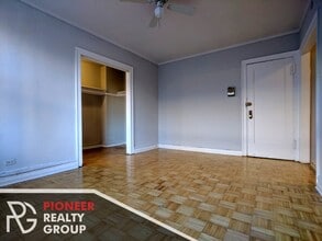 711 W Belmont Ave, Unit 404 in Chicago, IL - Foto de edificio - Building Photo