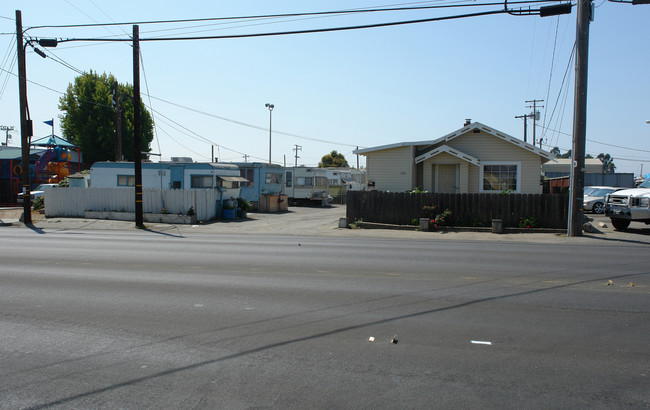 1911 Freedom Blvd in Freedom, CA - Foto de edificio - Building Photo