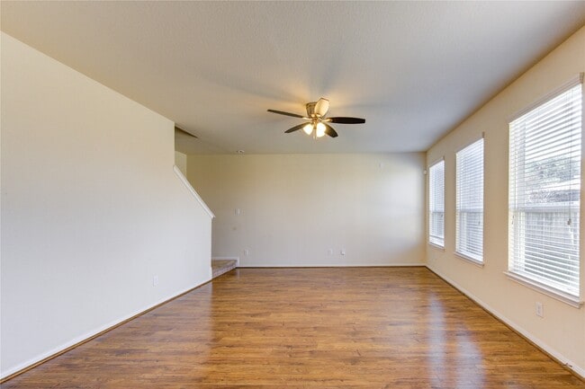 10907 Woodland Leaf Ln