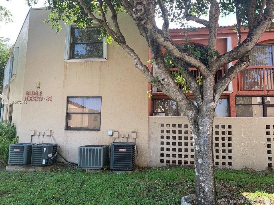 10229 NW 9th St Cir-Unit -114-2 in Miami, FL - Building Photo