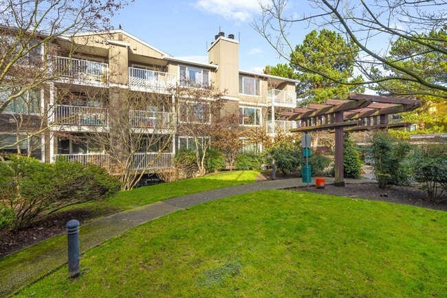 300 N 130th St in Seattle, WA - Building Photo - Building Photo