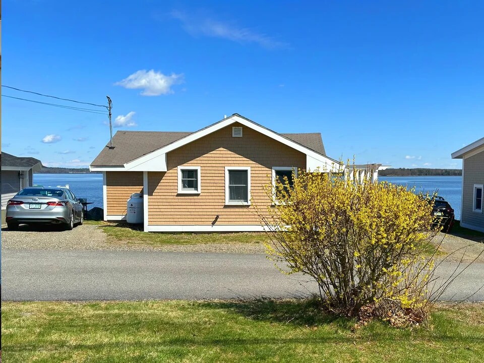 14 Brackett Pt in Greenland, NH - Building Photo