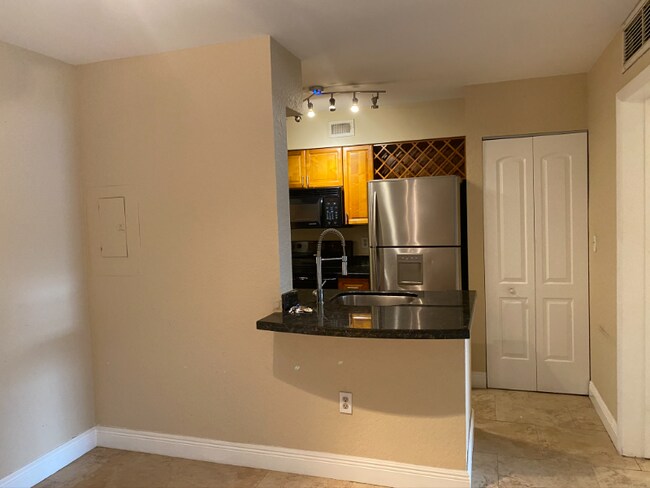 2820 N Oakland Forest Dr in Oakland Park, FL - Building Photo - Building Photo