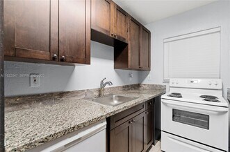 980 NE 170th St in North Miami Beach, FL - Building Photo - Building Photo