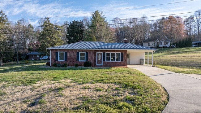 313 Arrowood St SE in Lenoir, NC - Building Photo - Building Photo