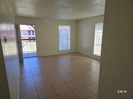 830 Victoria Dr in Houston, TX - Building Photo