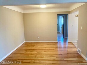 1725 Gardenia Ave in Royal Oak, MI - Foto de edificio - Building Photo