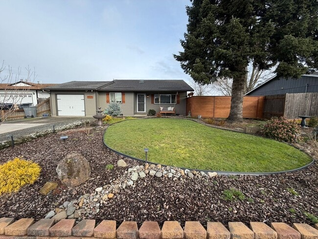 855 Sugarberry Ln in Lebanon, OR - Building Photo - Building Photo