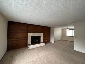 970 S 55th Pl in Springfield, OR - Building Photo - Building Photo