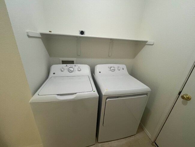 203 Brooke St in Hutto, TX - Foto de edificio - Building Photo