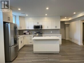 6484 Sam Iorfida Dr in Niagara Falls, ON - Building Photo - Building Photo