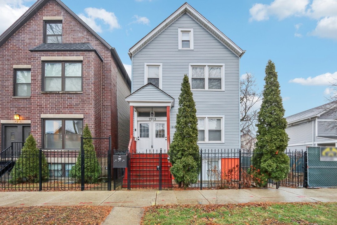 1913 N Francisco Ave in Chicago, IL - Building Photo