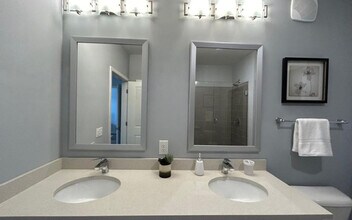 220 Sandy Springs Cir in Atlanta, GA - Foto de edificio - Building Photo