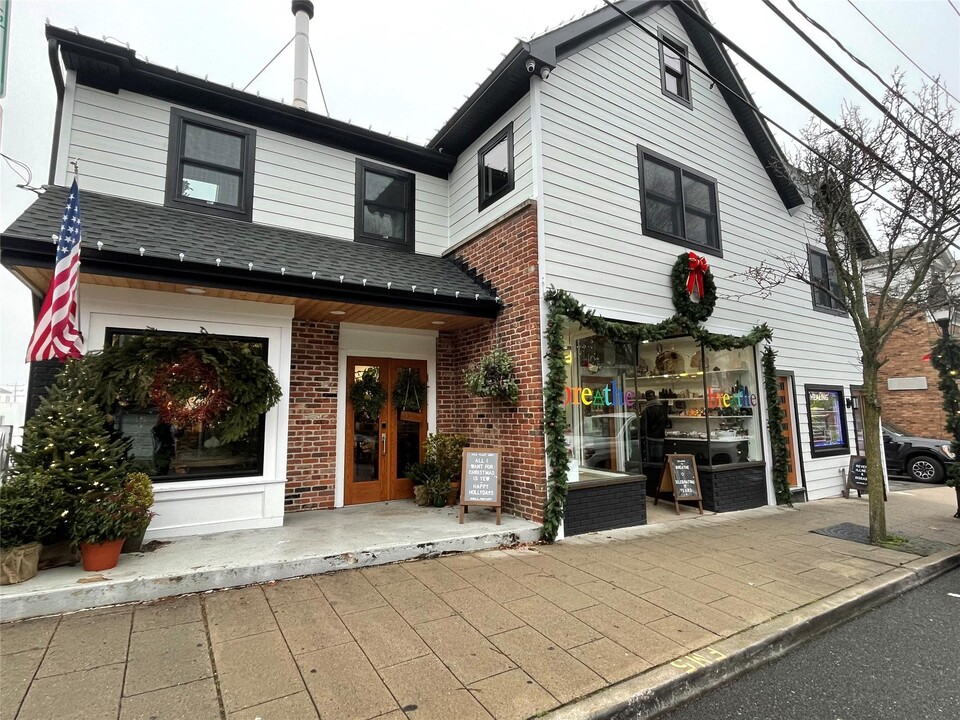 116 E Main St in Port Jefferson, NY - Foto de edificio