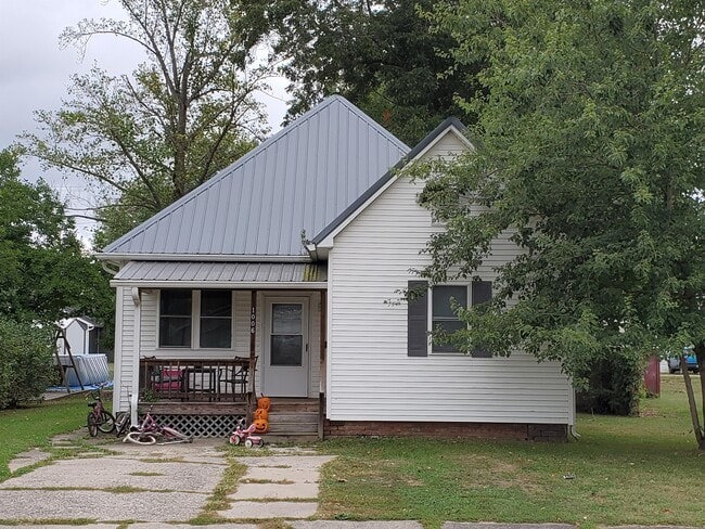property at 1006 S 4th St