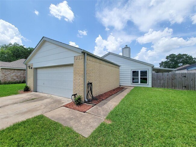 13838 Walnut Hollow Ln in Houston, TX - Foto de edificio - Building Photo