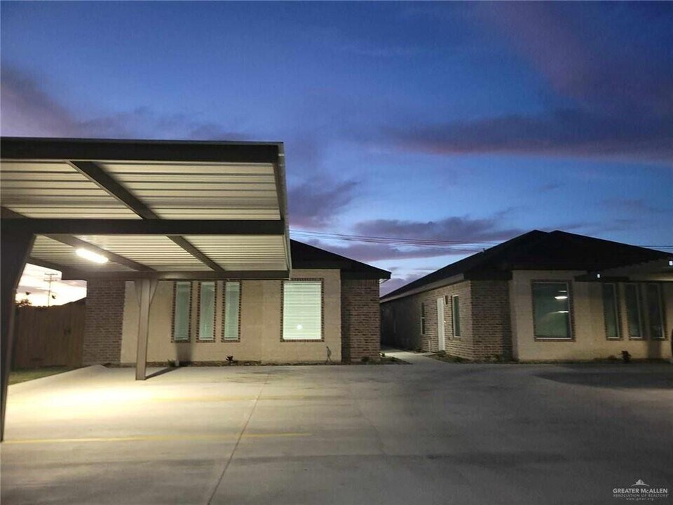 1417 S Xanthia St-Unit -4 in Palmhurst, TX - Building Photo
