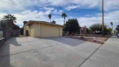 6425 Tanager Way in Las Vegas, NV - Building Photo - Building Photo