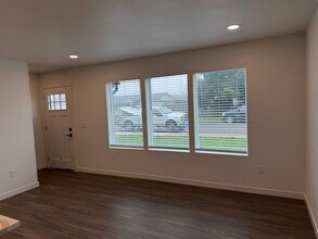 240 N 55th St in Springfield, OR - Building Photo - Building Photo