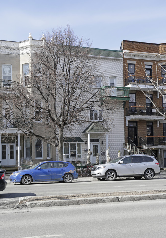 233-237 Saint-Joseph Boul O in Montréal, QC - Building Photo - Building Photo