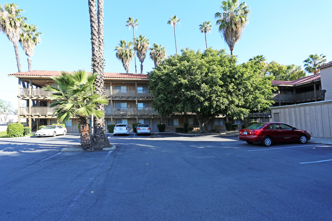 Saddleback Lodge in Santa Ana, CA - Foto de edificio