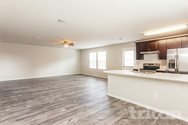 1932 Bluethroat in New Braunfels, TX - Foto de edificio - Building Photo