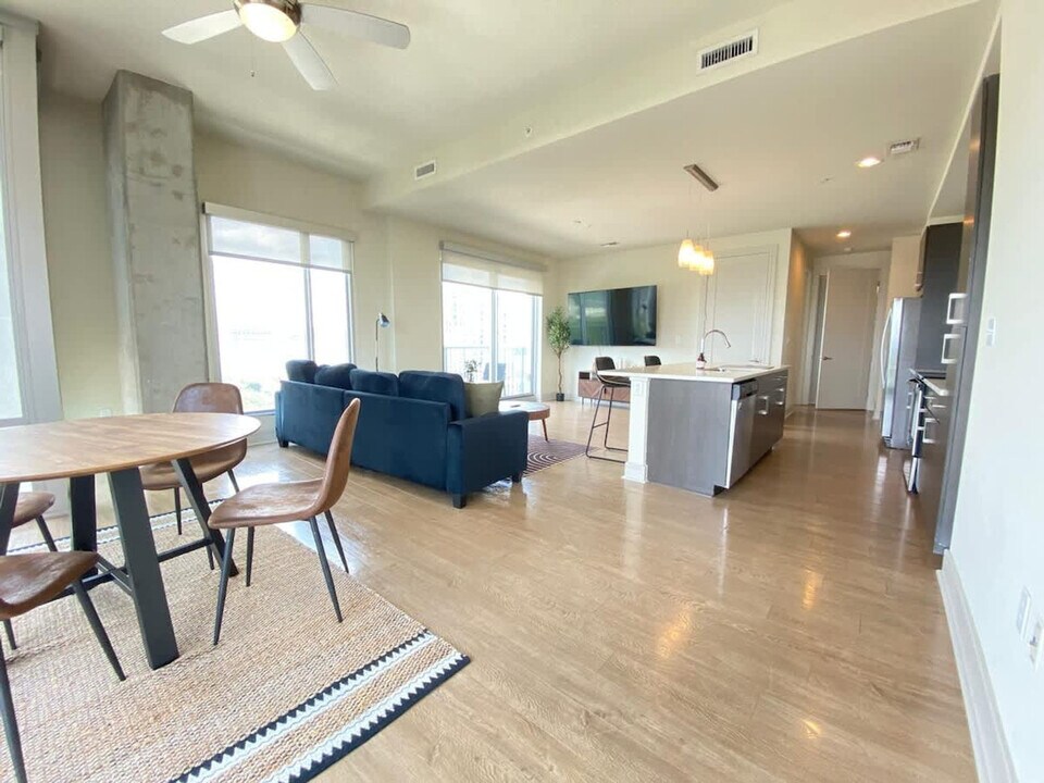 615 W 7th St in Austin, TX - Building Photo