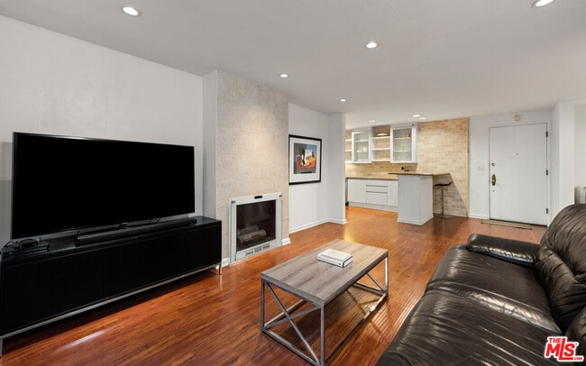 property at 723 Palisades Beach Rd