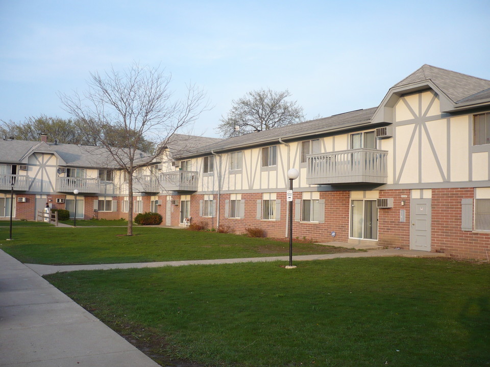 Arbor Gardens in Milwaukee, WI - Building Photo