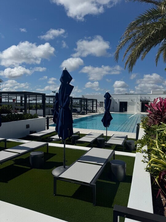 18401 W Dixie Hwy, Unit 522 in Miami, FL - Building Photo