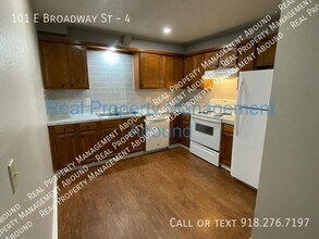 101 E Broadway St-Unit -4 in Owasso, OK - Building Photo - Building Photo