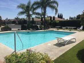 919 Todd Ct in Fresno, CA - Foto de edificio - Building Photo