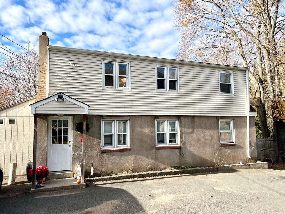 565 E Main St in Middletown, CT - Building Photo