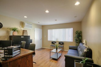 Jordan Tropicana Apartments in Canoga Park, CA - Foto de edificio - Building Photo