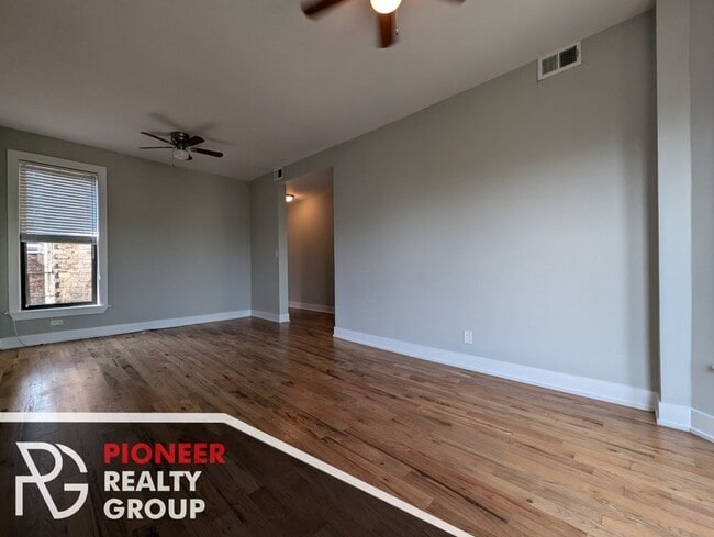 635 W Oakdale Ave, Unit 3 in Chicago, IL - Foto de edificio - Building Photo