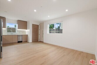 5528 Sunnyslope Ave in Los Angeles, CA - Building Photo - Building Photo