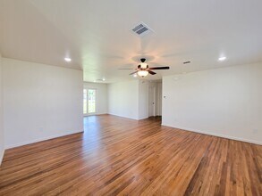 413 S Market St in Brazoria, TX - Foto de edificio - Building Photo