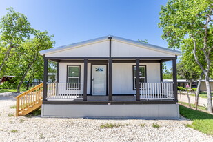 193 Live Oaks St in Medina, TX - Building Photo