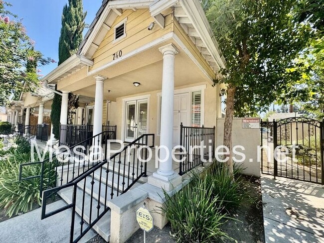 740 S Azusa Ave in Azusa, CA - Foto de edificio - Building Photo