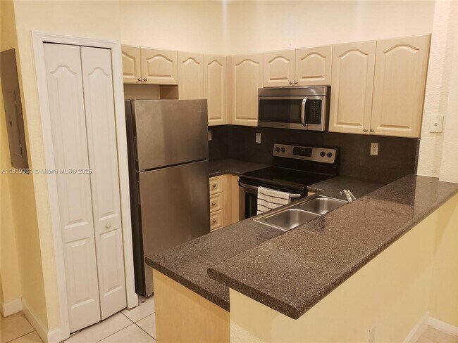 7150 NW 177th St in Hialeah, FL - Building Photo - Building Photo